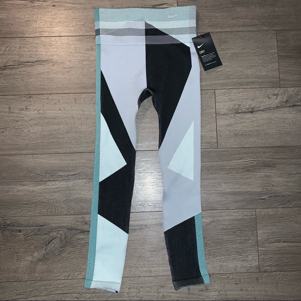 Nike Sculpt Lux Tight Fit Leggings - Picture 3 of 9